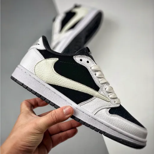 کفش کتانی اسپرت نایکی ایر جردن ۱ لو تراویس اسکات مدل Air Jordan 1 Low OG x Travis Scott - رنگ سفید مشکی کرم | مستر کوالیتی