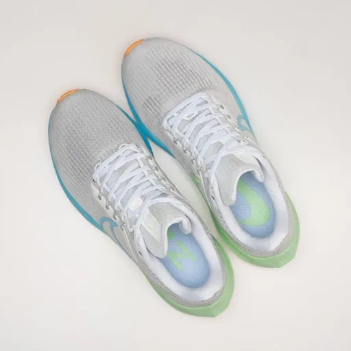 کفش دویدن و اسپرت نایکی مدل Nike Air Zoom Pegasus - رنگ طوسی روشن با زیره سبز و آبی | مستر کوالیتی