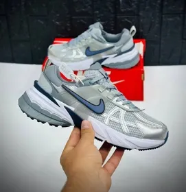 کفش دویدن و اسپرت نایکی مدل Nike V2K Run - رنگ طوسی نقره‌ای با لوگوی سرمه‌ای | مستر کوالیتی