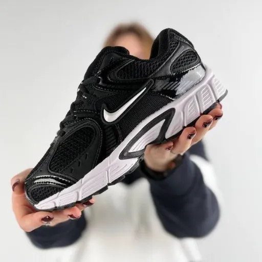 کفش ورزشی و رانینگ نایکی مدل Nike Vomero 5 - مشکی با زیره سفید | مستر کوالیتی