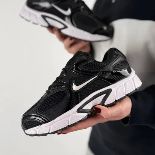 کفش ورزشی و رانینگ نایکی مدل Nike Vomero 5 - مشکی با زیره سفید | مستر کوالیتی