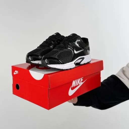 کفش ورزشی و رانینگ نایکی مدل Nike Vomero 5 - مشکی با زیره سفید | مستر کوالیتی