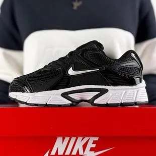 کفش ورزشی و رانینگ نایکی مدل Nike Vomero 5 - مشکی با زیره سفید | مستر کوالیتی