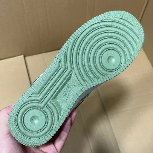کفش اسپرت نایکی مدل Nike Air Force 1 '07 LV8 - سفید-سبز با پنل طرح‌دار و زیره رنگی | اورجینال