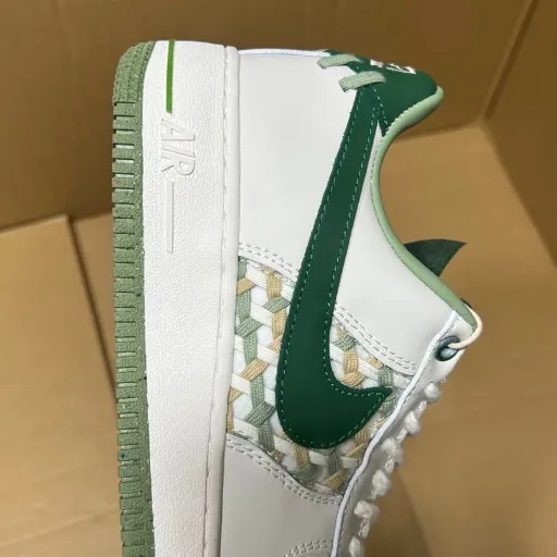 کفش اسپرت نایکی مدل Nike Air Force 1 '07 LV8 - سفید-سبز با پنل طرح‌دار و زیره رنگی | اورجینال