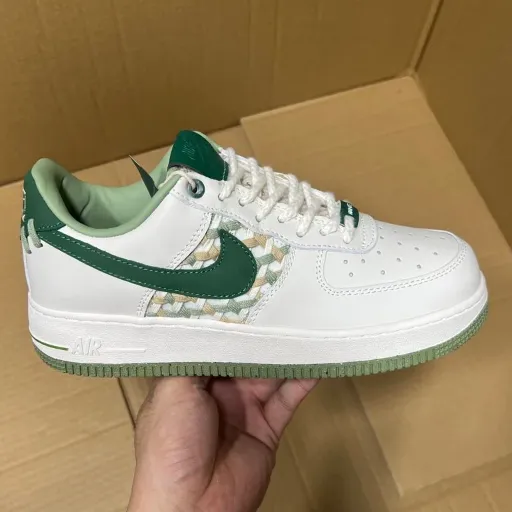 کفش اسپرت نایکی مدل Nike Air Force 1 '07 LV8 - سفید-سبز با پنل طرح‌دار و زیره رنگی | اورجینال