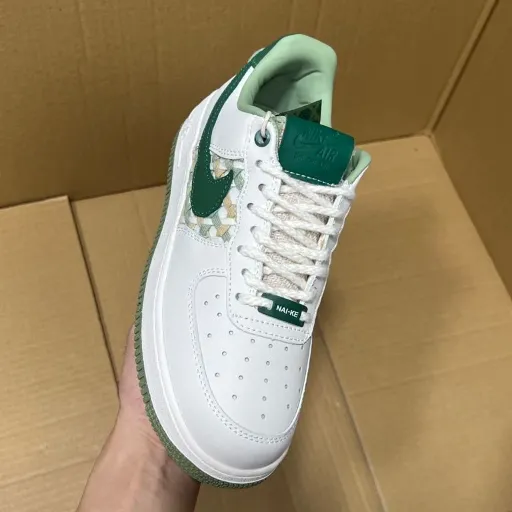 کفش اسپرت نایکی مدل Nike Air Force 1 '07 LV8 - سفید-سبز با پنل طرح‌دار و زیره رنگی | اورجینال