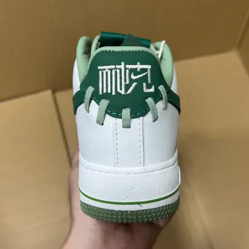 کفش اسپرت نایکی مدل Nike Air Force 1 '07 LV8 - سفید-سبز با پنل طرح‌دار و زیره رنگی | اورجینال