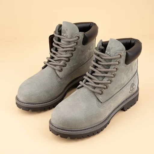 نیم‌بوت تیمبرلند (Timberland) زنانه - چرم اشبالت طوسی روشن با لبه بالایی مشکی، دوخت دور و زیره عاج‌دار | مستر کوالیتی
