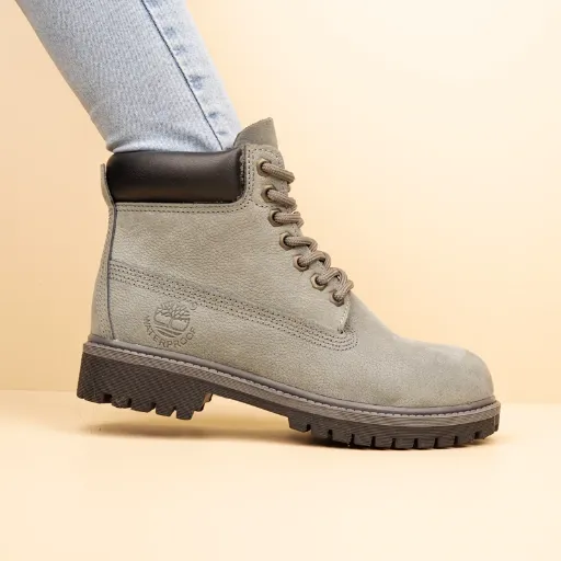 نیم‌بوت تیمبرلند (Timberland) زنانه - چرم اشبالت طوسی روشن با لبه بالایی مشکی، دوخت دور و زیره عاج‌دار | مستر کوالیتی