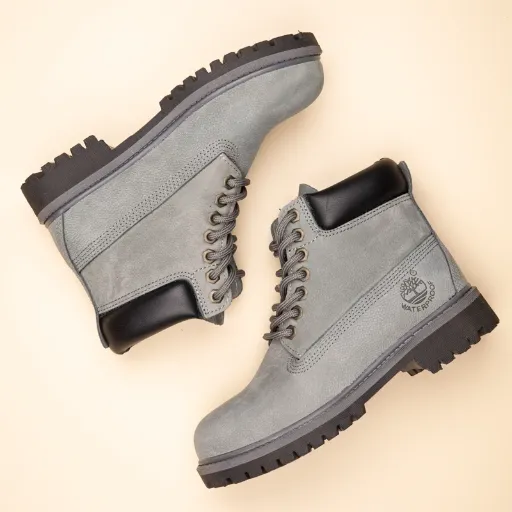 نیم‌بوت تیمبرلند (Timberland) - چرم اشبالت طوسی با لبه بالایی مشکی، دوخت دور و زیره عاج‌دار | مستر کوالیتی