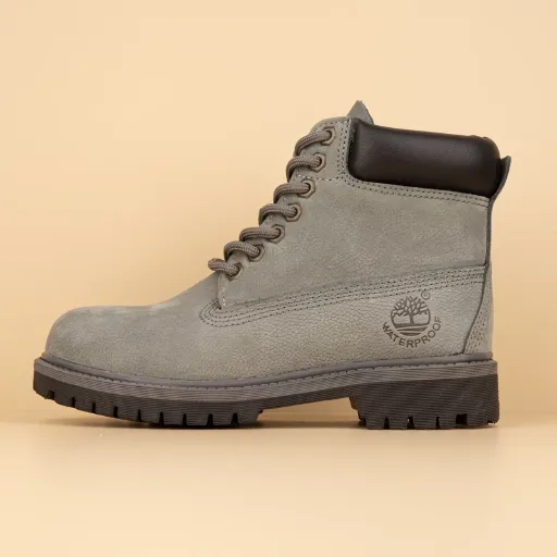 نیم‌بوت تیمبرلند (Timberland) - چرم اشبالت طوسی با لبه بالایی مشکی، دوخت دور و زیره عاج‌دار | مستر کوالیتی