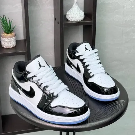 کتونی نایکی ایر جردن ۱ لو ورنی (Nike Air Jordan 1 Low Patent Black White) - ترکیب چرم ورنی ورنی براق مشکی و سفید | مستر کوالیتی