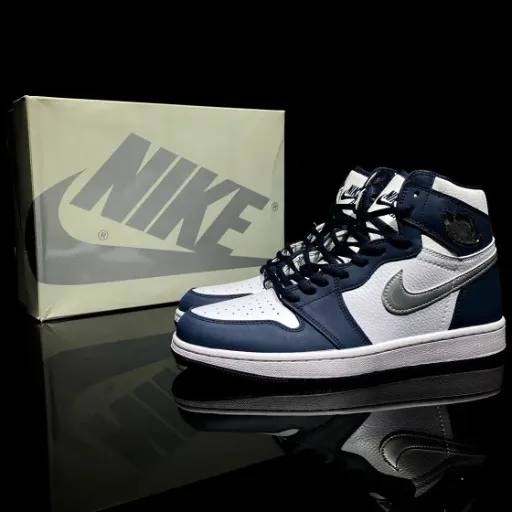 کتونی نایکی ایر جردن ۱ های (Nike Air Jordan 1 High) - ترکیب رنگ سرمه‌ای و سفید | مستر کوالیتی