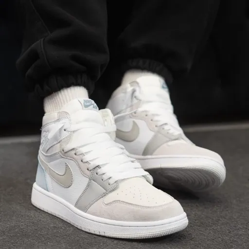 کتونی نایکی ایر جردن ۱ زوم ایر (Nike Air Jordan 1 Zoom Comfort PSG) - ترکیب سفید، طوسی آبی| مستر کوالیتی