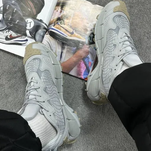 کتونی ریبوک زیگ کوئیک (Reebok Zig Kinetica / Zig Wild) - رویه ترکیبی طوسی روشن با زیره زیگزاگی فوم ضربه‌گیر | مستر کوالیتی
