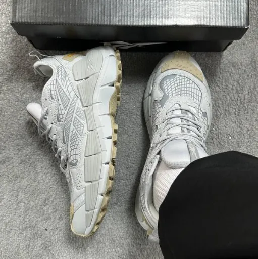 کتونی ریبوک زیگ کوئیک (Reebok Zig Kinetica / Zig Wild) - رویه ترکیبی طوسی روشن با زیره زیگزاگی فوم ضربه‌گیر | مستر کوالیتی