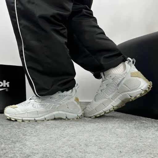 کتونی ریبوک زیگ کوئیک (Reebok Zig Kinetica / Zig Wild) - رویه ترکیبی طوسی روشن با زیره زیگزاگی فوم ضربه‌گیر | مستر کوالیتی
