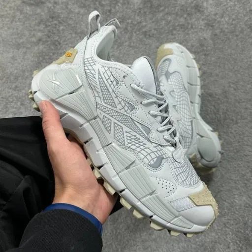کتونی ریبوک زیگ کوئیک (Reebok Zig Kinetica / Zig Wild) - رویه ترکیبی طوسی روشن با زیره زیگزاگی فوم ضربه‌گیر | مستر کوالیتی