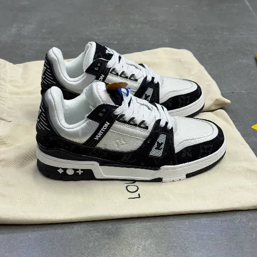 کتونی لوئی ویتون اسنیکر (Louis Vuitton LV Trainer) - ترکیب چرم و اشبالت مشکی و سفید با حک لوگوی مونوگرام | مستر کوالیتی