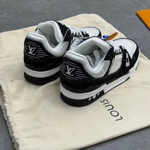 کتونی لوئی ویتون اسنیکر (Louis Vuitton LV Trainer) - ترکیب چرم و اشبالت مشکی و سفید با حک لوگوی مونوگرام | مستر کوالیتی