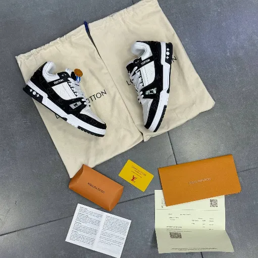 کتونی لوئی ویتون اسنیکر (Louis Vuitton LV Trainer) - ترکیب چرم و اشبالت مشکی و سفید با حک لوگوی مونوگرام | مستر کوالیتی