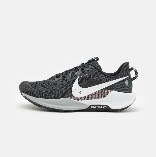 کتونی نایکی پگاسوس تریل (Nike Air Zoom Pegasus Trail) - رویه تنفس‌پذیر مشکی با سووش بزرگ سفید و زیره طبی | مستر کوالیتی