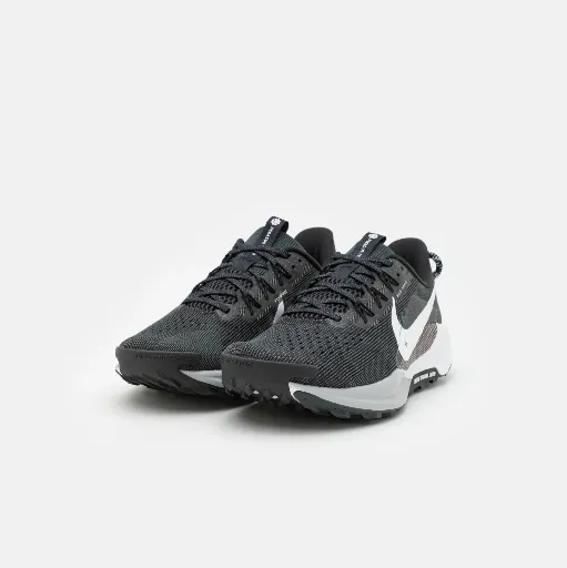 کتونی نایکی پگاسوس تریل (Nike Air Zoom Pegasus Trail) - رویه تنفس‌پذیر مشکی با سووش بزرگ سفید و زیره طبی | مستر کوالیتی