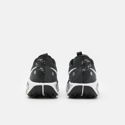 کتونی نایکی پگاسوس تریل (Nike Air Zoom Pegasus Trail) - رویه تنفس‌پذیر مشکی با سووش بزرگ سفید و زیره طبی | مستر کوالیتی
