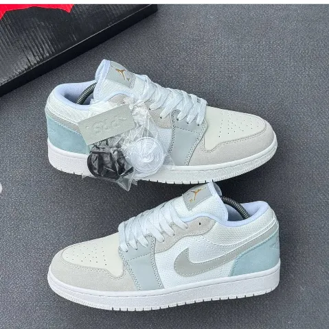 کتونی نایکی ایر جردن ۱ لو پاریس (Nike Air Jordan 1 Low Paris) - ترکیب چرم و اشبالت سفید، طوسی روشن و سبز سدری | مستر کوالیتی
