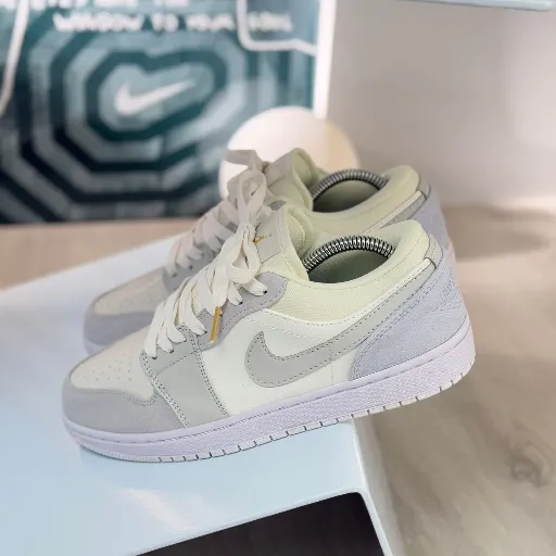 کتونی نایکی ایر جردن ۱ لو پاریس (Nike Air Jordan 1 Low Paris) - ترکیب چرم و اشبالت سفید، طوسی روشن و سبز سدری | مستر کوالیتی
