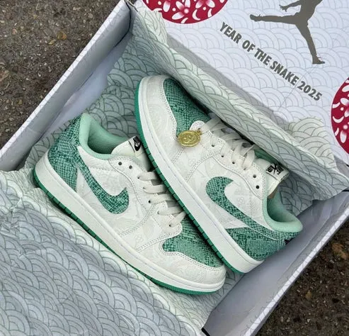 کتونی نایکی ایر جردن ۱ لو (Nike Air Jordan 1 Low SB) - ترکیب چرم سفید و پارچه بافت‌دار سبز | مستر کوالیتی