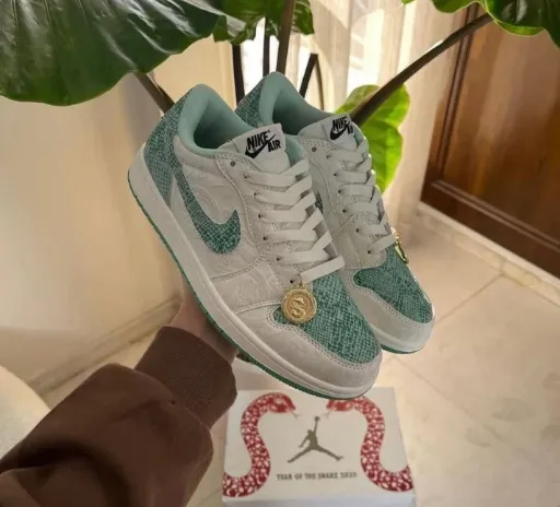 کتونی نایکی ایر جردن ۱ لو (Nike Air Jordan 1 Low SB) - ترکیب چرم سفید و پارچه بافت‌دار سبز | مستر کوالیتی