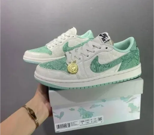 کتونی نایکی ایر جردن ۱ لو (Nike Air Jordan 1 Low SB) - ترکیب چرم سفید و پارچه بافت‌دار سبز | مستر کوالیتی