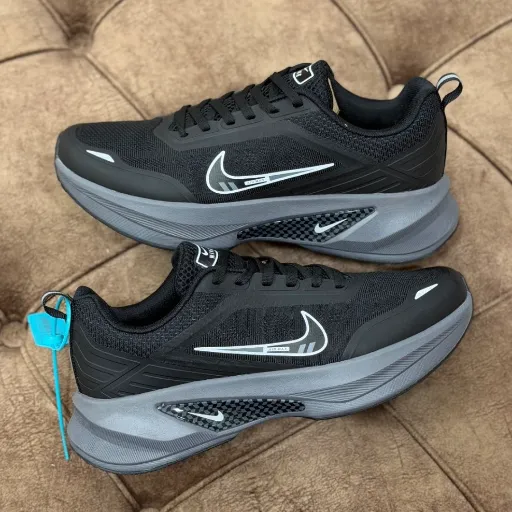 کتونی نایکی پگاسوس ۲.۰ (Nike Pegasus 2.0) - رویه اسپیسر تنفس‌پذیر تمام مشکی با زیره لژدار مشکی و سووش گرافیتی | مستر کوالیتی