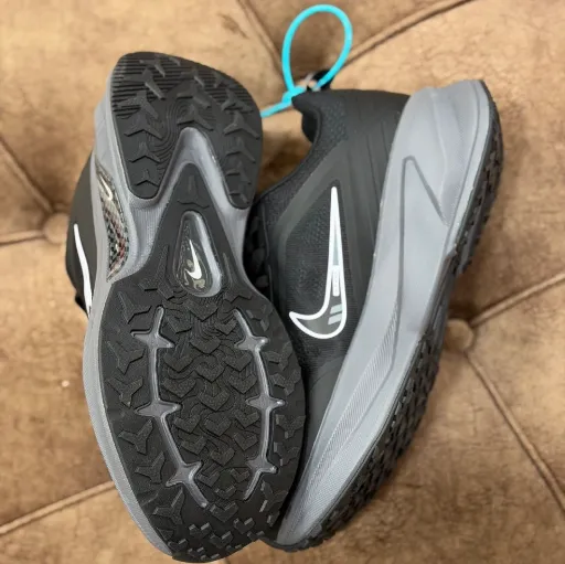 کتونی نایکی پگاسوس ۲.۰ (Nike Pegasus 2.0) - رویه اسپیسر تنفس‌پذیر تمام مشکی با زیره لژدار مشکی و سووش گرافیتی | مستر کوالیتی