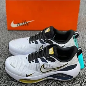 کتونی نایکی پگاسوس (Nike Pegasus) - رویه پارچه‌ای تنفس‌پذیر سفید با جزئیات طلایی و زیره لژدار طبی | مستر کوالیتی