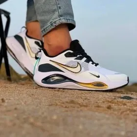 کتونی نایکی پگاسوس (Nike Pegasus) - رویه پارچه‌ای تنفس‌پذیر سفید با جزئیات طلایی و زیره لژدار طبی | مستر کوالیتی