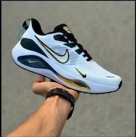 کتونی نایکی پگاسوس (Nike Pegasus) - رویه پارچه‌ای تنفس‌پذیر سفید با جزئیات طلایی و زیره لژدار طبی | مستر کوالیتی