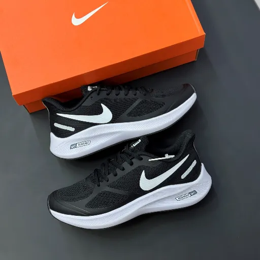 کتونی نایکی ایر زوم گاید سایز بزرگ (Nike Air Zoom Structure / Guide) - رویه پارچه‌ای مشکی با لوگو و زیره لژدار طبی سفید | مستر کوالیتی