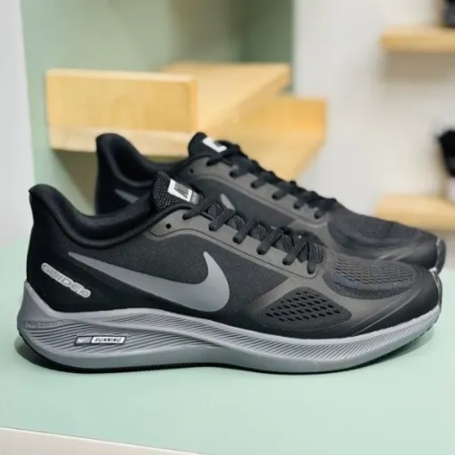 کتونی نایکی ایر زوم گاید سایز بزرگ (Nike Air Zoom Structure / Guide) - رویه پارچه‌ای مشکی با زیره لژدار طبی و سووش طوسی زغالی | مستر کوالیتی