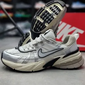 کتونی زنانه نایکی وی ۲ کی ران (Nike V2K Run) - رویه توری سفید و استخوانی با جزئیات نقره‌ای و زیره لژدار طبی vintage | مستر کوالیتی
