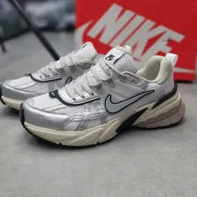 کتونی زنانه نایکی وی ۲ کی ران (Nike V2K Run) - رویه توری سفید و استخوانی با جزئیات نقره‌ای و زیره لژدار طبی vintage | مستر کوالیتی