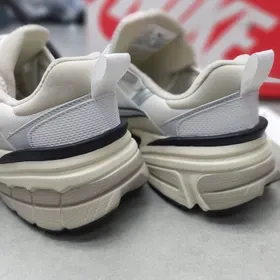 کتونی زنانه نایکی وی ۲ کی ران (Nike V2K Run) - رویه توری سفید و استخوانی با جزئیات نقره‌ای و زیره لژدار طبی vintage | مستر کوالیتی