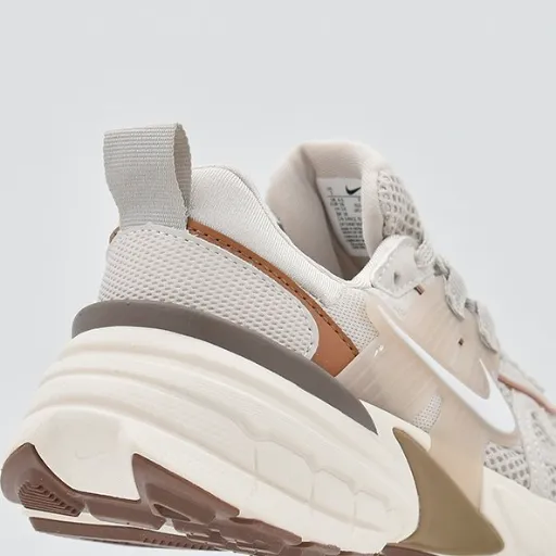 کتونی مردانه نایکی وی ۲ کی ران (Nike V2K Run) - رویه توری تنفس‌پذیر کرم و استخوانی با جزئیات قهوه‌ای‌نمایی و زیره لژدار طبی vintage | مستر کوالیتی