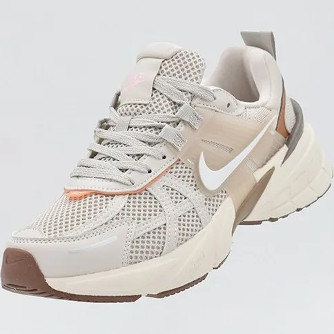 کتونی مردانه نایکی وی ۲ کی ران (Nike V2K Run) - رویه توری تنفس‌پذیر کرم و استخوانی با جزئیات قهوه‌ای‌نمایی و زیره لژدار طبی vintage | مستر کوالیتی