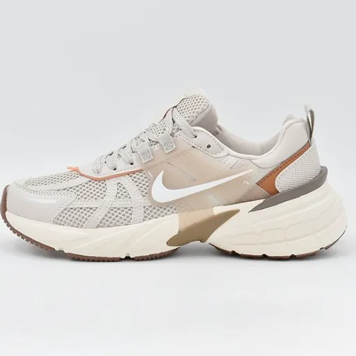 کتونی مردانه نایکی وی ۲ کی ران (Nike V2K Run) - رویه توری تنفس‌پذیر کرم و استخوانی با جزئیات قهوه‌ای‌نمایی و زیره لژدار طبی vintage | مستر کوالیتی