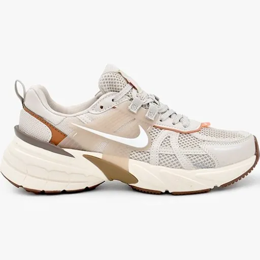 کتونی مردانه نایکی وی ۲ کی ران (Nike V2K Run) - رویه توری تنفس‌پذیر کرم و استخوانی با جزئیات قهوه‌ای‌نمایی و زیره لژدار طبی vintage | مستر کوالیتی