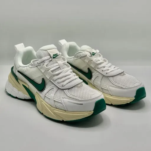 کتونی نایکی وی ۲ کی ران (Nike V2K Run) - رویه توری تنفس‌پذیر سفید با سووش سبز زمردی و زیره لژدار طبی vintage | مستر کوالیتی