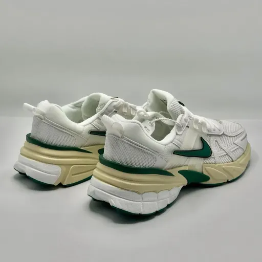 کتونی نایکی وی ۲ کی ران (Nike V2K Run) - رویه توری تنفس‌پذیر سفید با سووش سبز زمردی و زیره لژدار طبی vintage | مستر کوالیتی